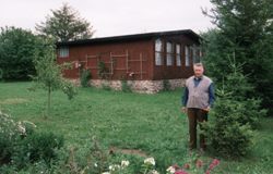 Erwin Hoyer vor dem Ferienhaus